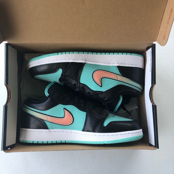 Air Jordan 1 Low SE (GS) - Picture 6 of 6